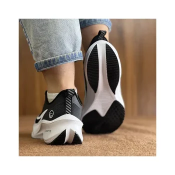 کتونی نایک زومیکس لبخندی رنگ مشکی زیره پیو راحتی با استفاده از تکنولوژی zoomx برای راحتی